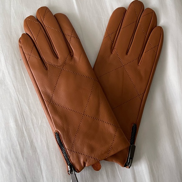 NEW! Chico’s Leather Quilted Gloves in Cognac (size S) - Picture 1 of 4